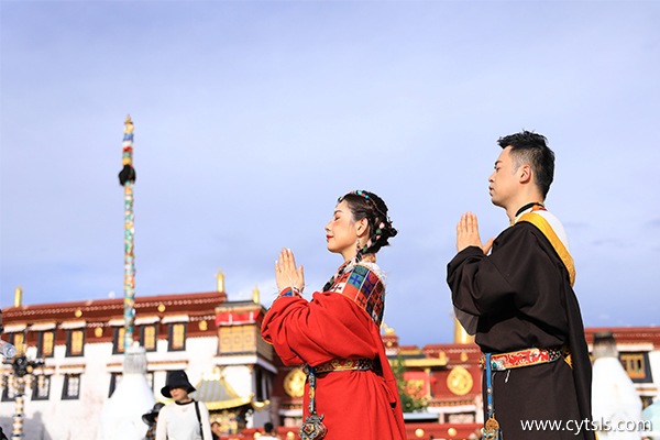 兩個(gè)人去西藏旅游